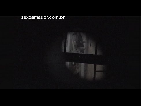 ❤️ Блонди ба таври махфӣ аз ҷониби як сайёҳи ҳамсоя, ки паси хиштҳои холӣ пинҳон шудааст, сабт мешавад ❤️ Шлюсҳо дар мо ❌️
