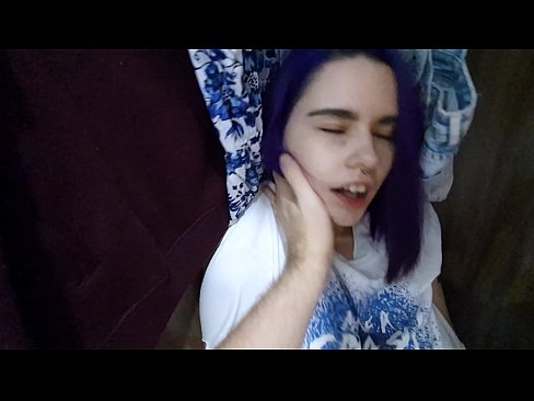 ❤️ Хоҳарамро дар ҷевон ёфт ва ба ӯ кӯмак кард ❤️ Шлюсҳо дар мо ❌️